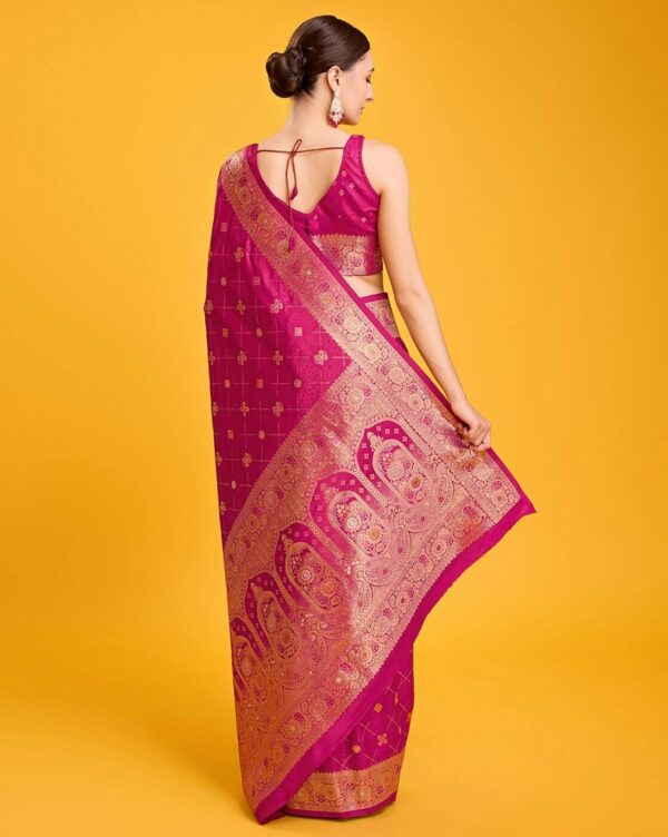 MONJOLIKA FASHION Women Saree with 1 Unstitched Blouse