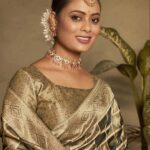 SAREE MALL Geometric Woven Saree