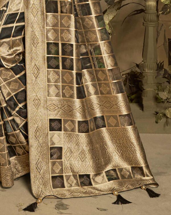 SAREE MALL Geometric Woven Saree
